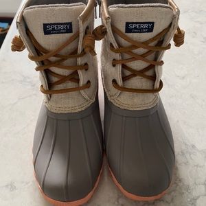 Girls size 2 Sperry boots worn once.